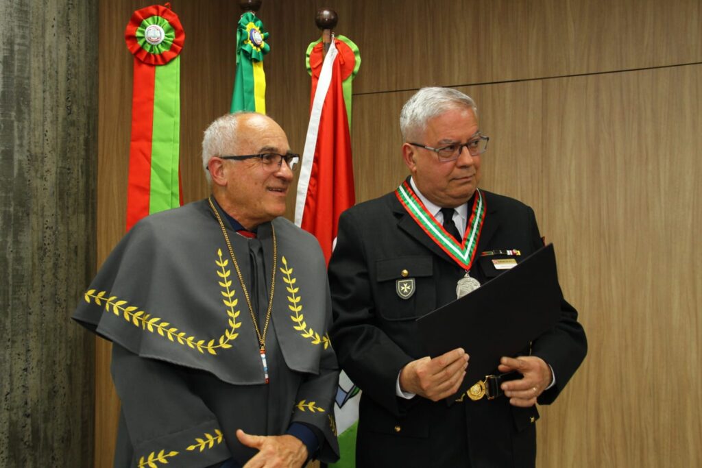 Procurador de Justiça Gilberto Callado de Oliveira é homenageado pela Academia de Letras dos Militares Estaduais de Santa Catarina.