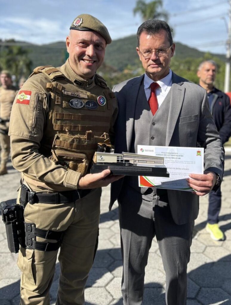 PMSC homenageia comendador do IASC com título honorífico.